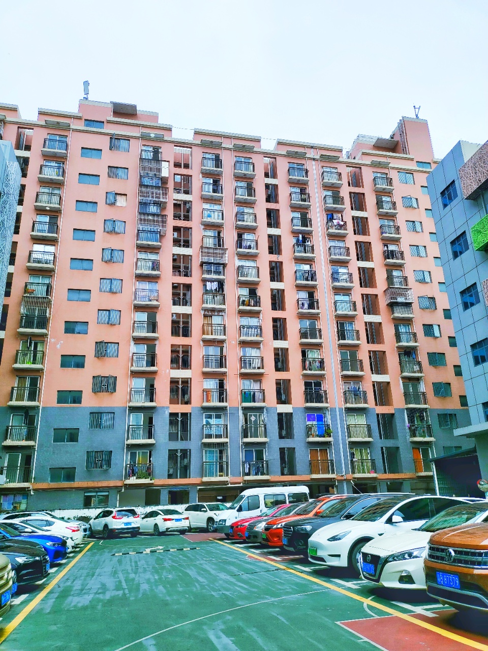 宝安统建楼2栋小区 ，前海中天公寓精装小两房总价55.8万起月租2300